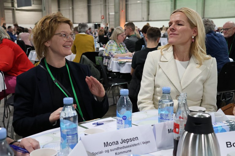 &AElig;ldreminister Mette Kierkgaard i snak med en storm&oslash;dedeltager