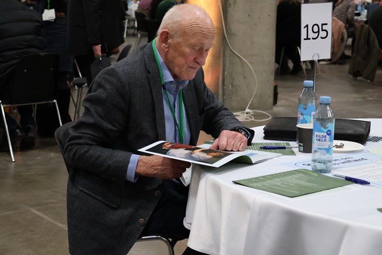 Billede af ældre mand, der læser udspillet til regeringens ældrereform